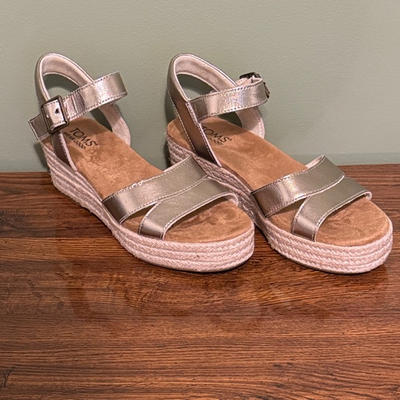 Toms Gold Metallic Wedge Sandals - Picture 1 of 3